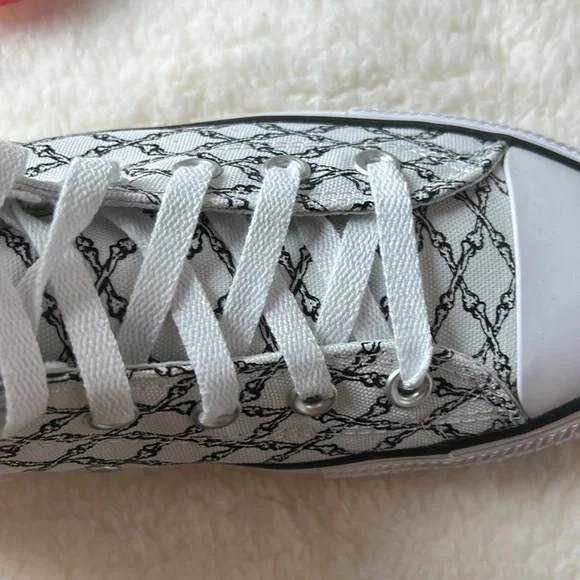 Converse brand new shoes in box. Women size 10.5 Men’s size 8.5 - Picture 5 of 7